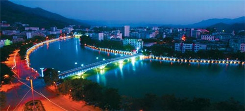 南字起名有什么含义男孩（南取名字寓意）